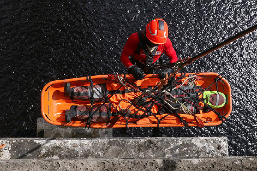 Militares do Corpo de Bombeiros simulam resgate de vítimas durante treinamento na ponte Phelippe Daou