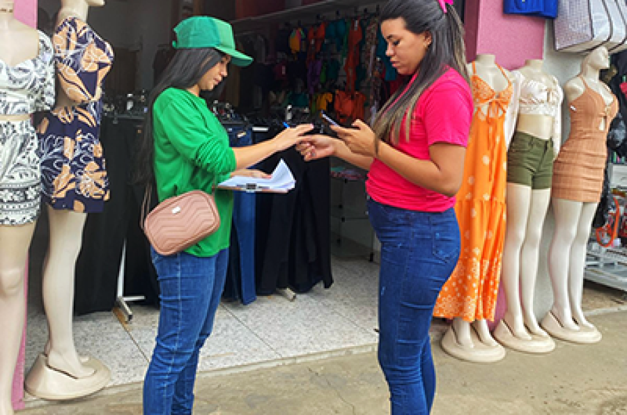 Equipe de educação ambiental reforça termo de adesão da coleta seletiva no centro da cidade